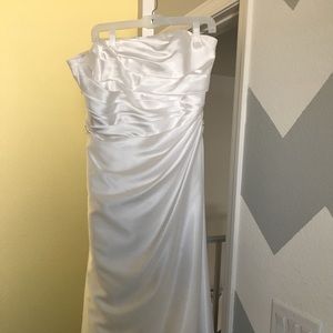 Sleeveless wedding dress